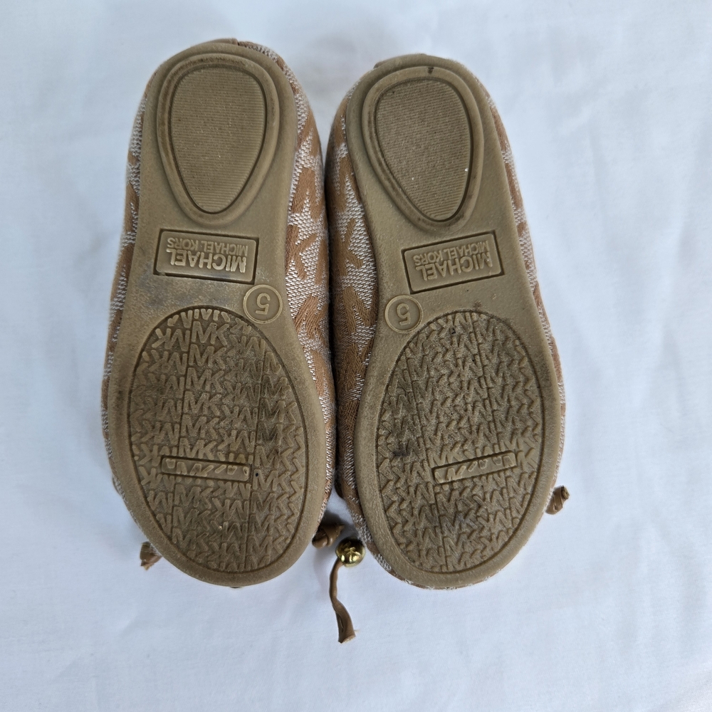 Michael Kors Toddler Girl Tan Fatima Signature‎ Print Logo Charms Ballet Flats 5 - Picture 8 of 9